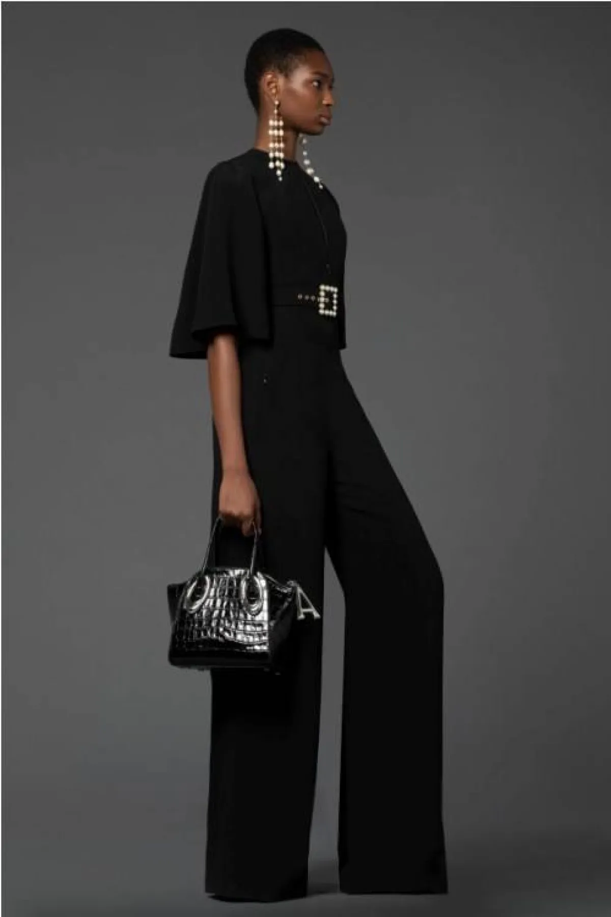 إطلالة بالجمبسوت الأسود من اندرو  جي إن  Andrew GN