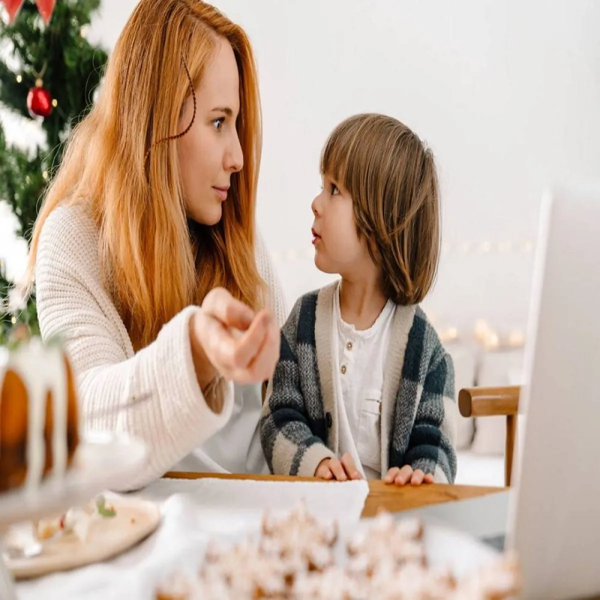 صورة لأم تتحدث مع طفلها