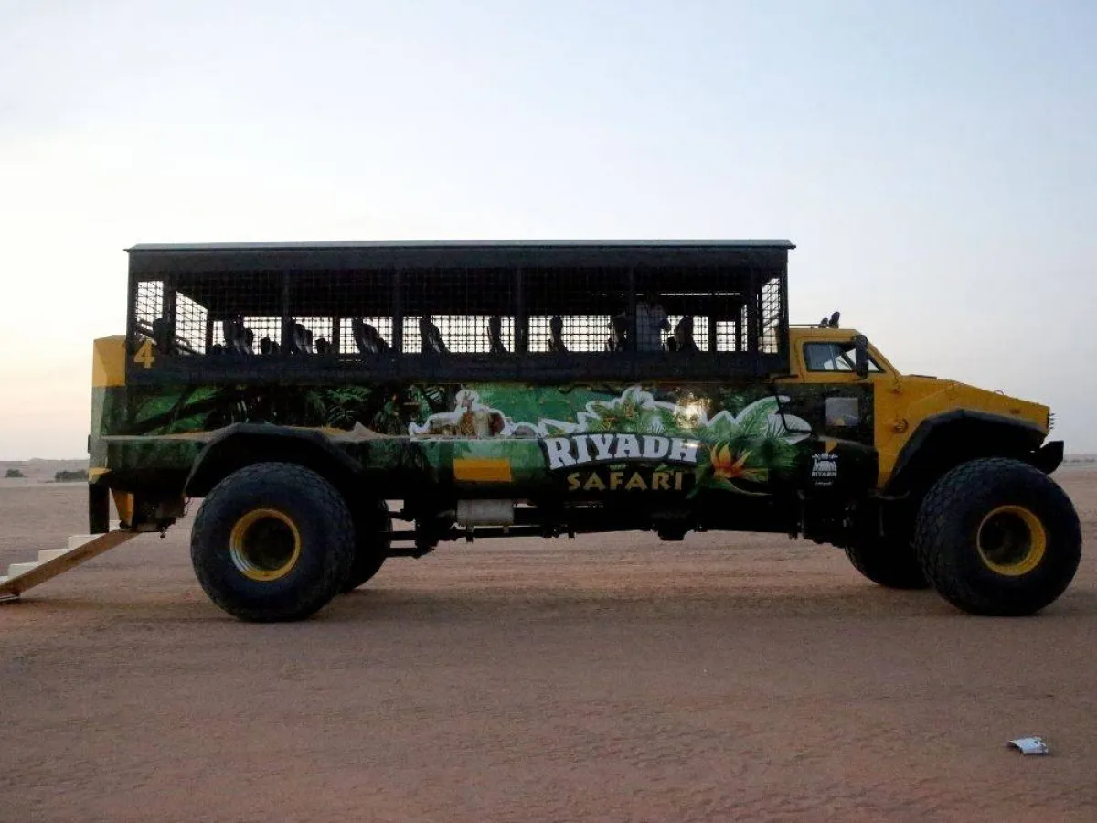 سيارة للتنقل في منطقة السفاري 