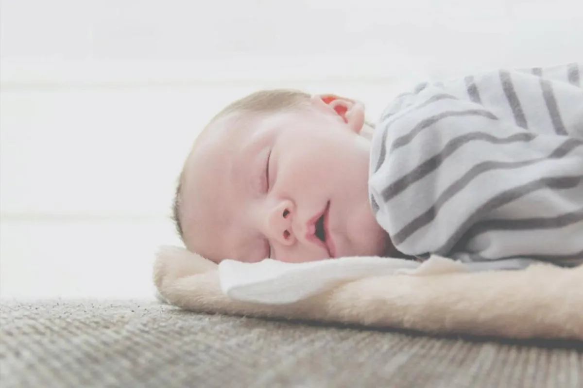 صورة لطفل على بطنه