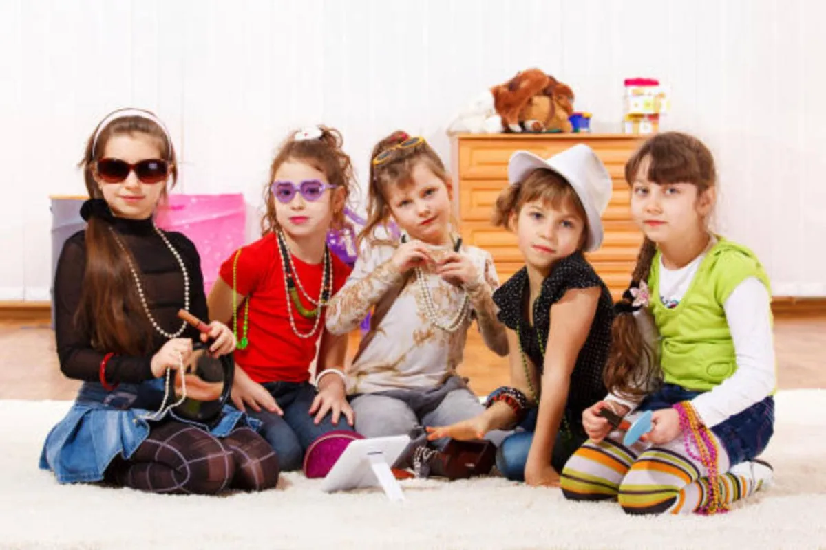 صورة لمجموعة بنات صغيرات أنيقات