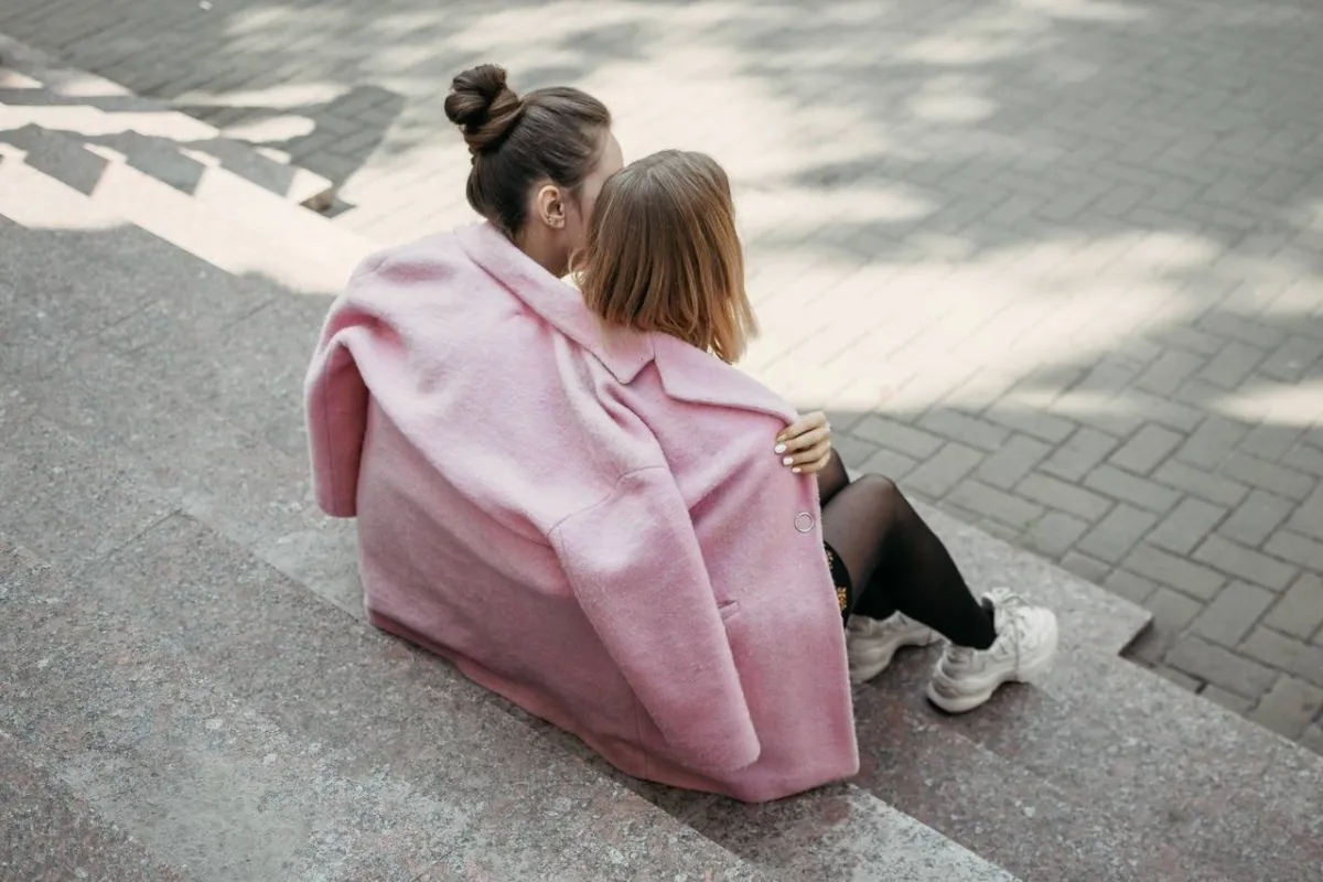 صورة تعبيرية عن تداول المرض بين الأم وابنتها