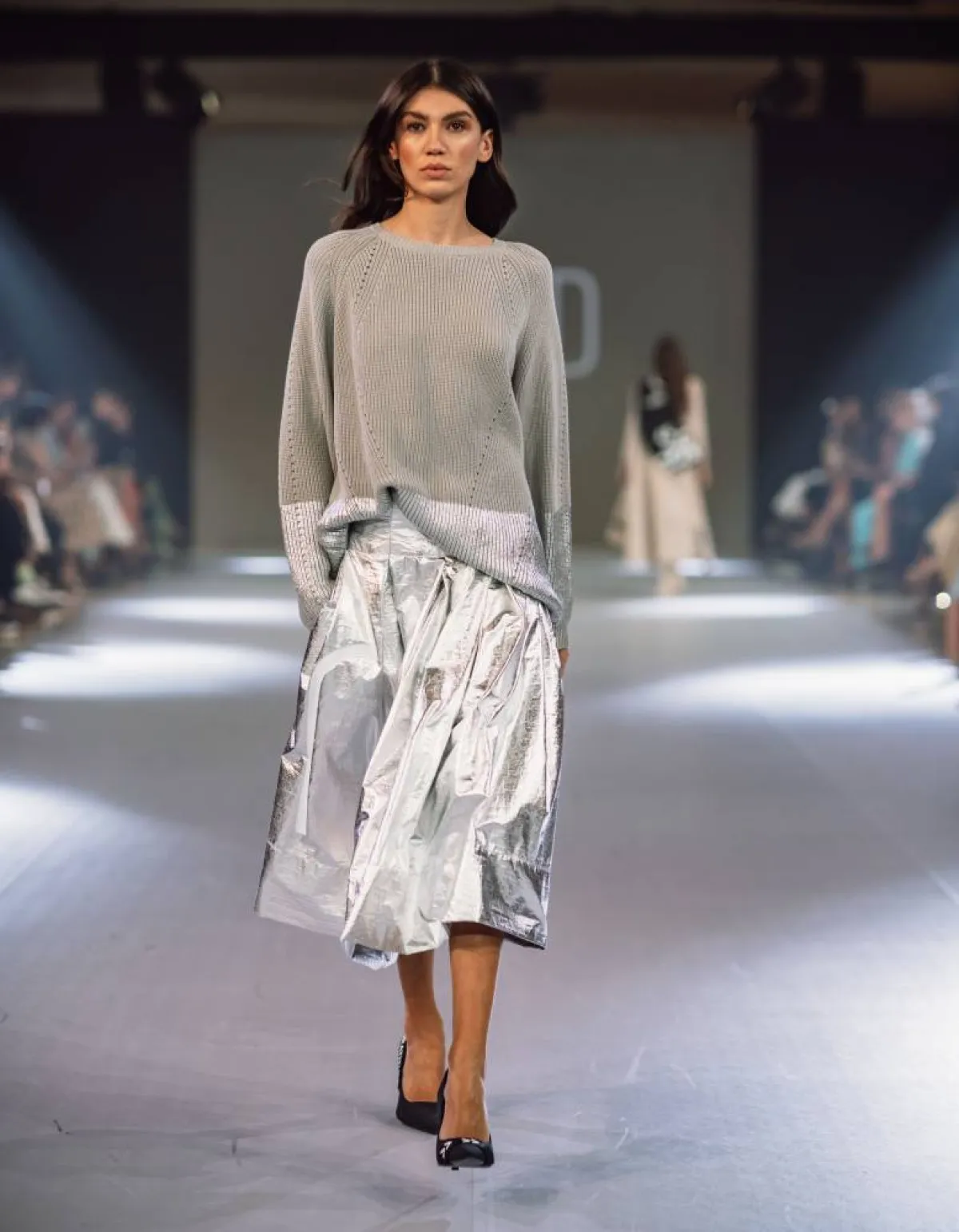 بلوزة رمادية وتنورة ميتاليكية