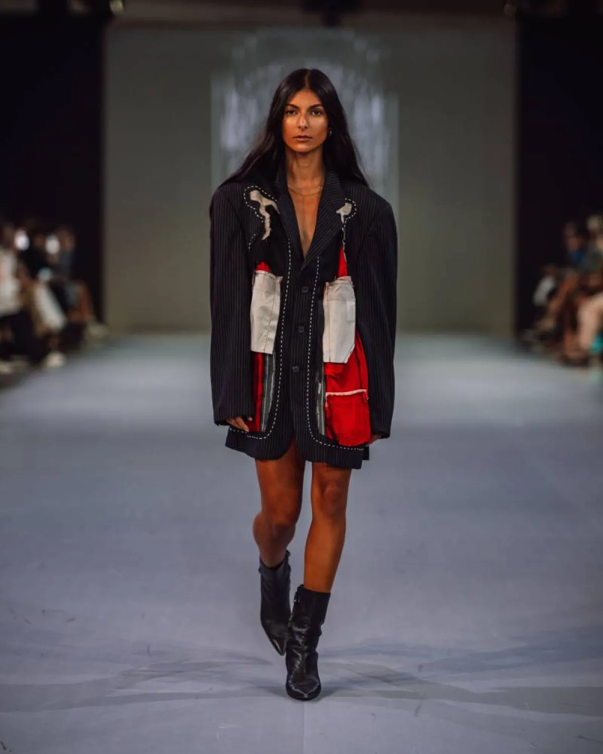 فستان بليزر من ماركة إيمرجنسي روم اللبنانية