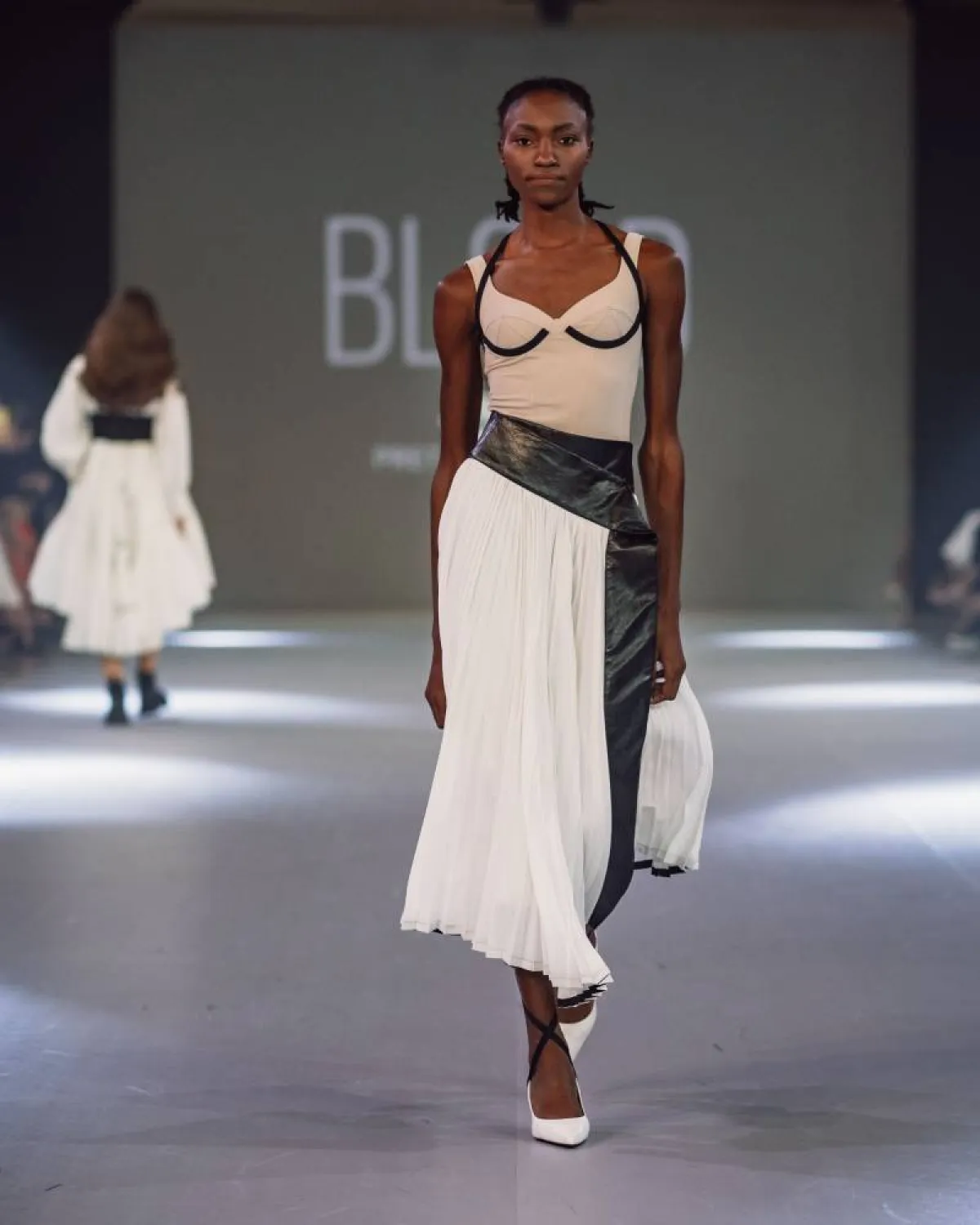 فستان كورسيه مع حزام من الفينيل اللامع