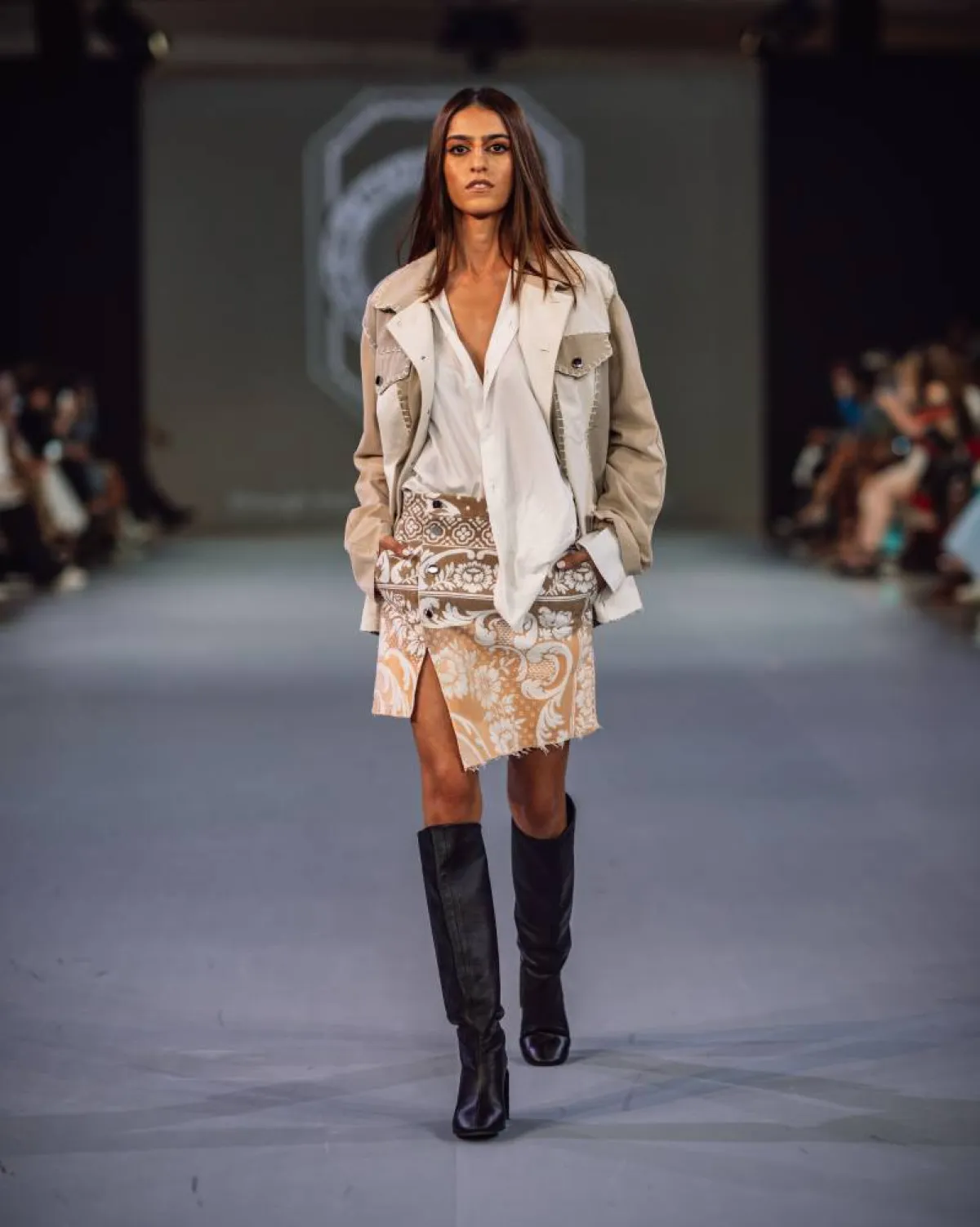 تنورة مصنوعة من قماش قديم مع قميص أبيض