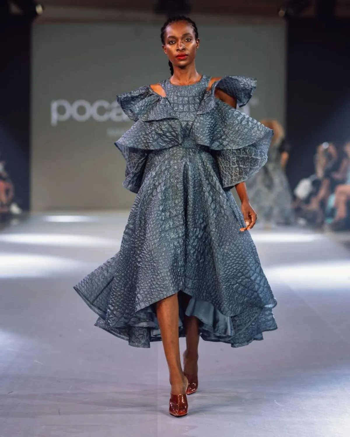 فستان أزرق يزدان بالكشاكش