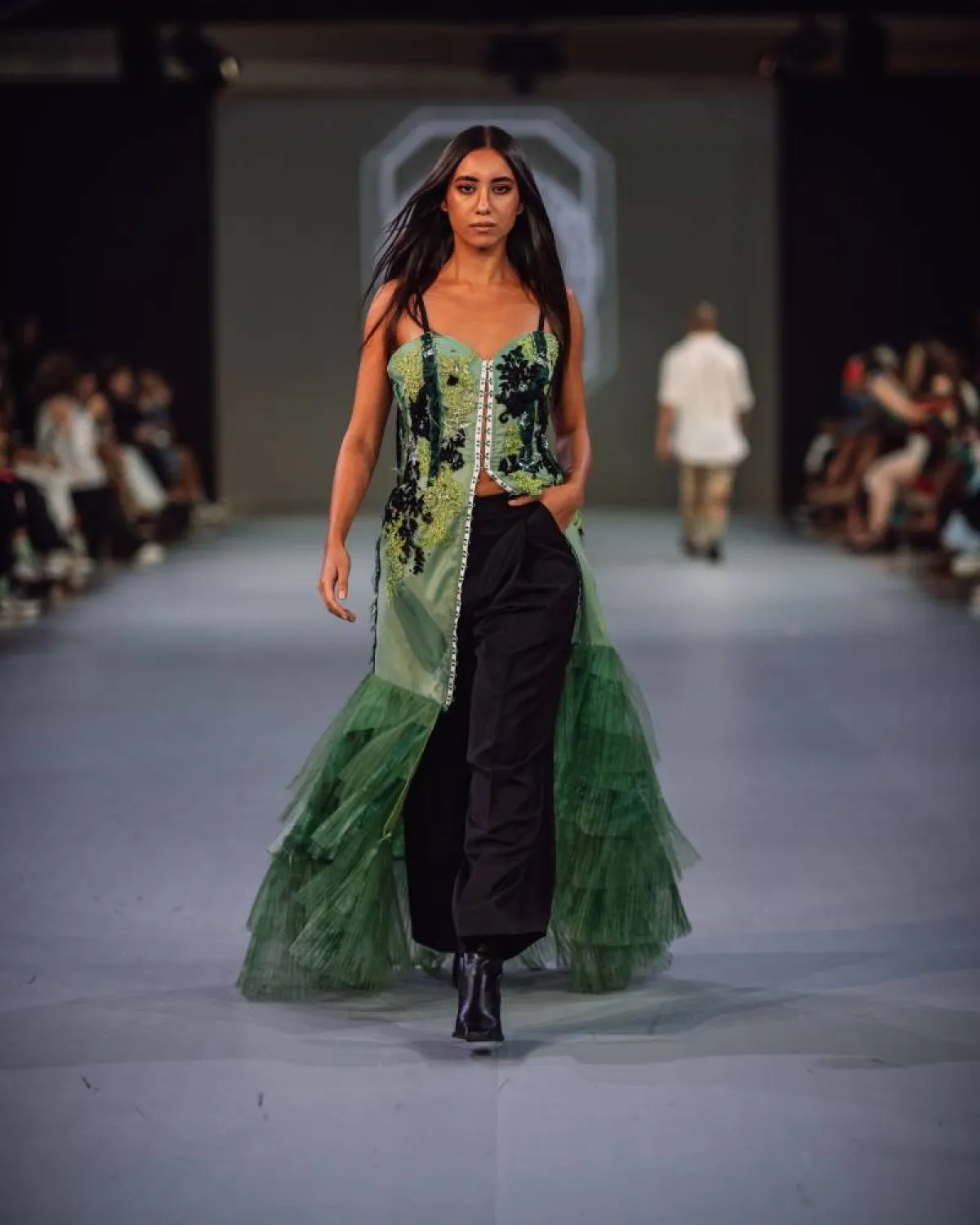 فستان أخضر فوق سروال