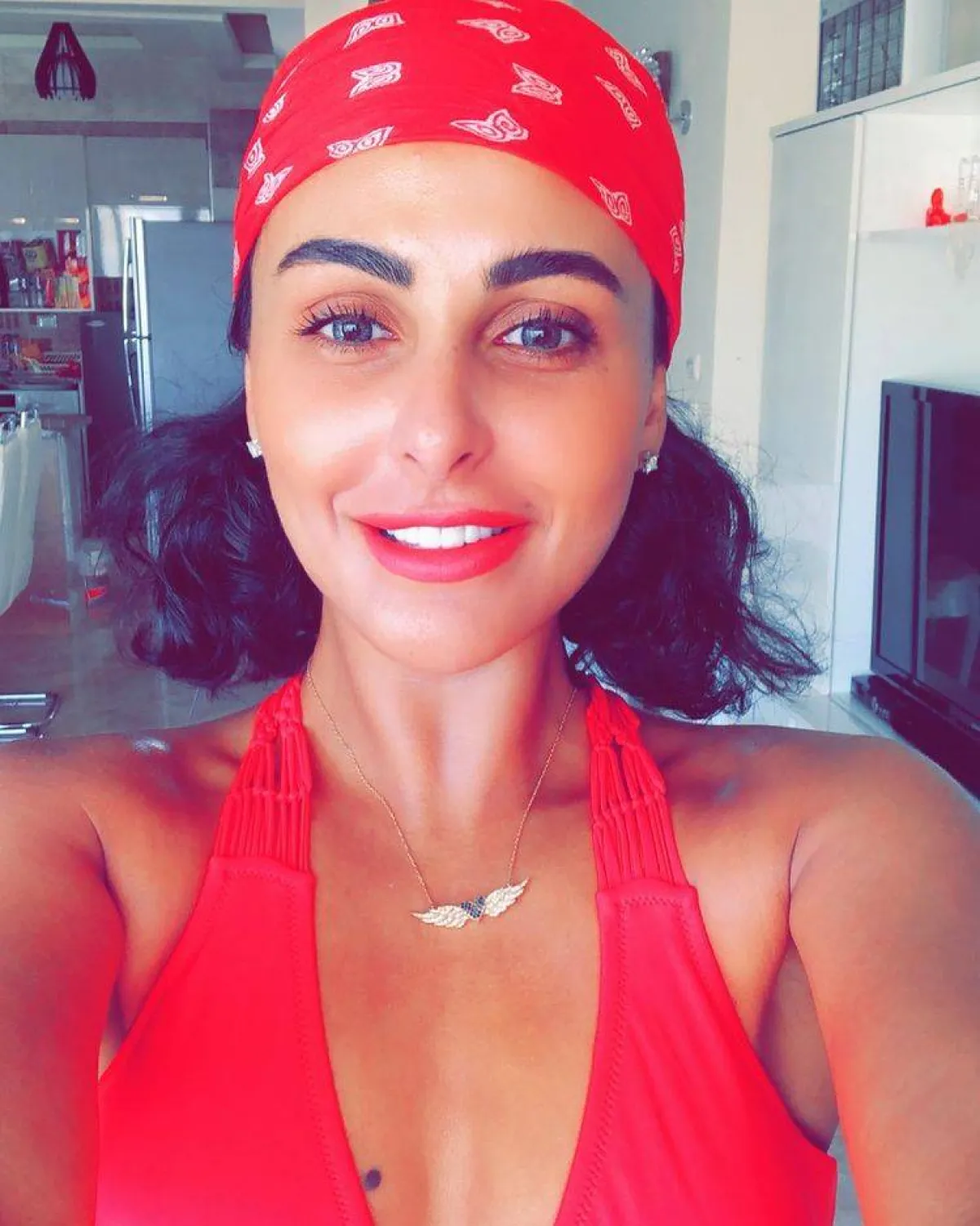 قلادة بشكل أجنحة يتوسطها قلب مع أقراط Stud