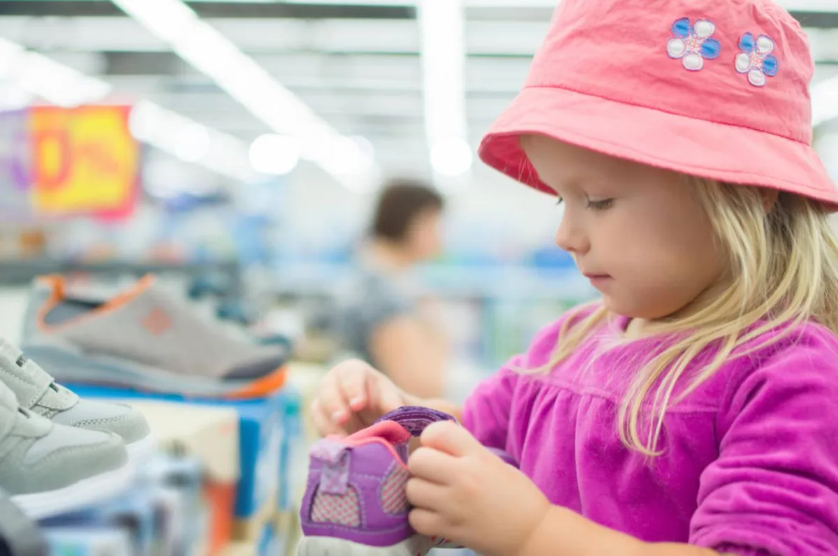 صورة طفلة تكتشف ملابسها