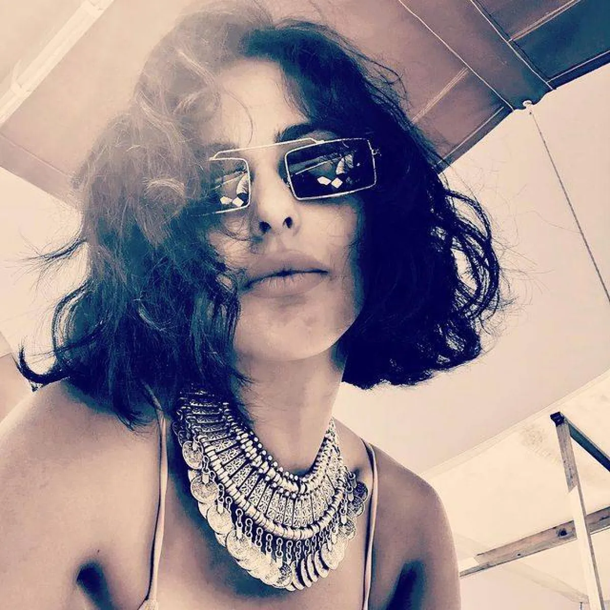 عقد معدني بتصميم مميز 