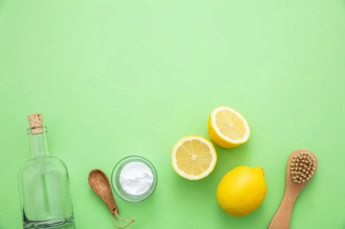  زيت الليمون العطري وبعض المكونات الطبيعية لتنظيف المنزل 