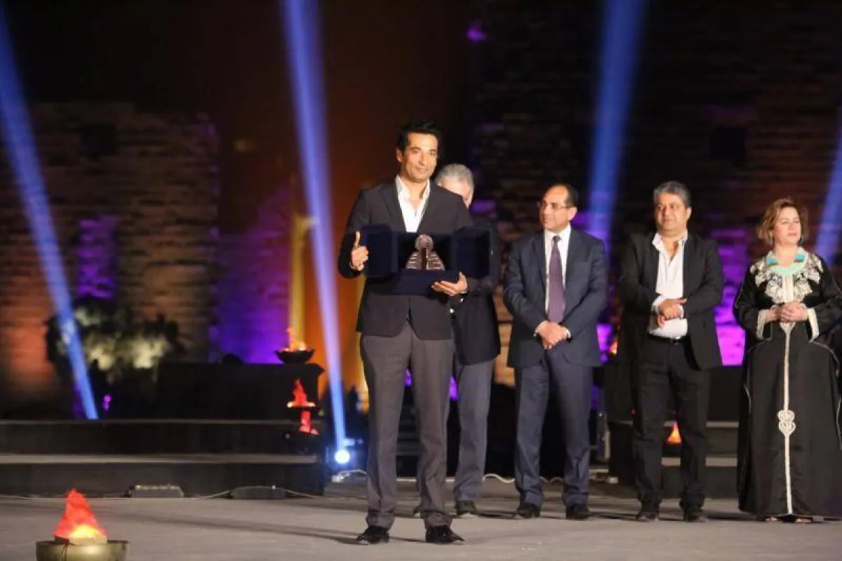 مهرجان الأقصر من دورة سابقة حيث تم تكريم عمرو سعد فيه - الصورة من حساب المهرجان على فيسبوك