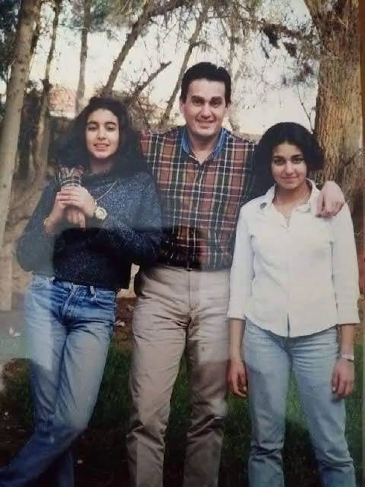 ياسمين صبري برفقة والدها وشقيقتها -  الصورة من حساب أشرف صبري على فيسبوك