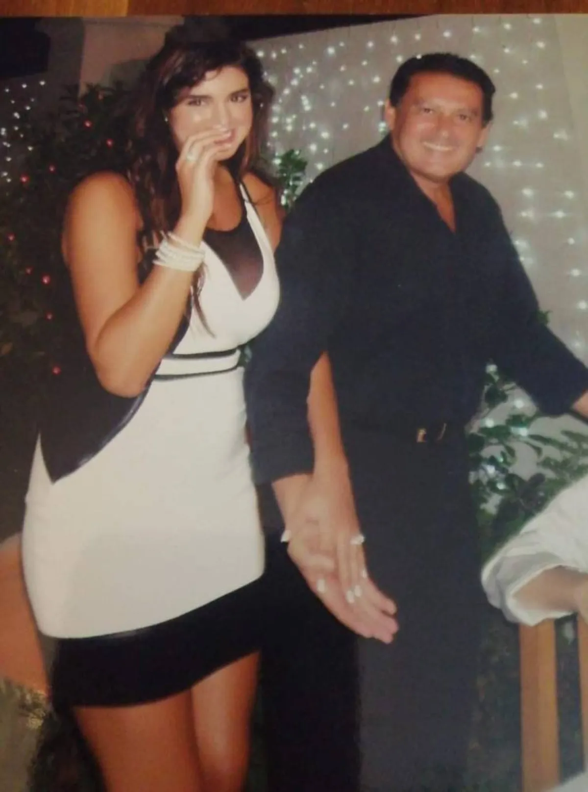 ياسمين صبري مع والدها في حفل خطوبتها -  الصورة من حساب أشرف صبري على فيسبوك