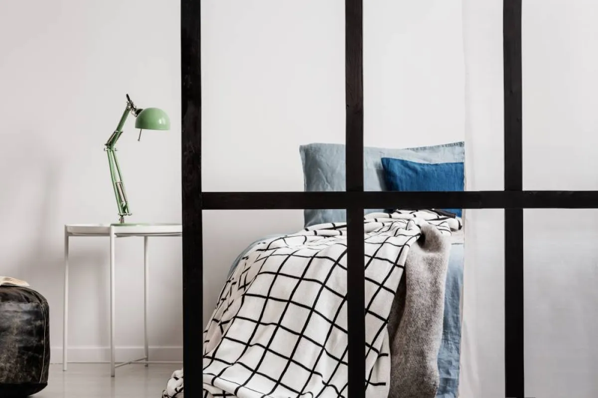 فاصل مصمّم من المعدن، ولا يخفي جزئي الغرفة عن بعضهما  