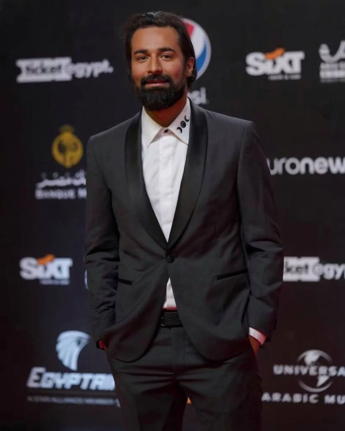 أحمد حاتم ببدلة أنيقة باللون الأسود