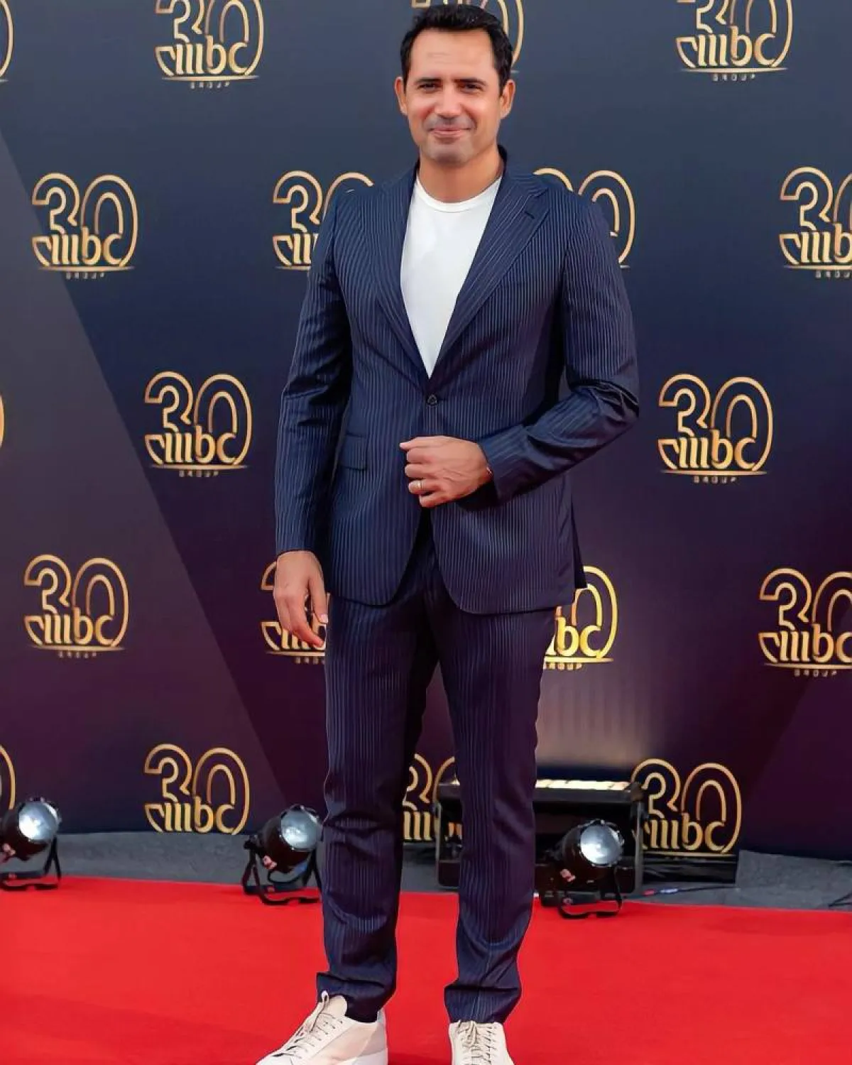 ظافر العابدين ببدلة رسمية باللون الأزرق الداكن