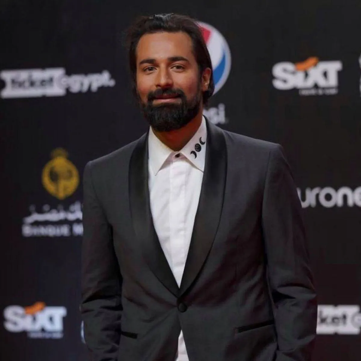 أحمد حاتم ببدلة أنيقة باللون الأسود