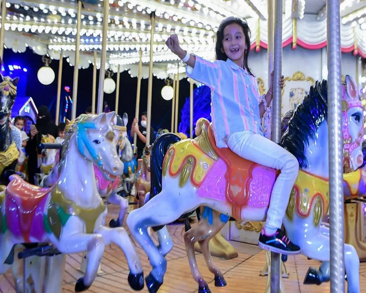 صورة لطفلة تقوم باللعب 