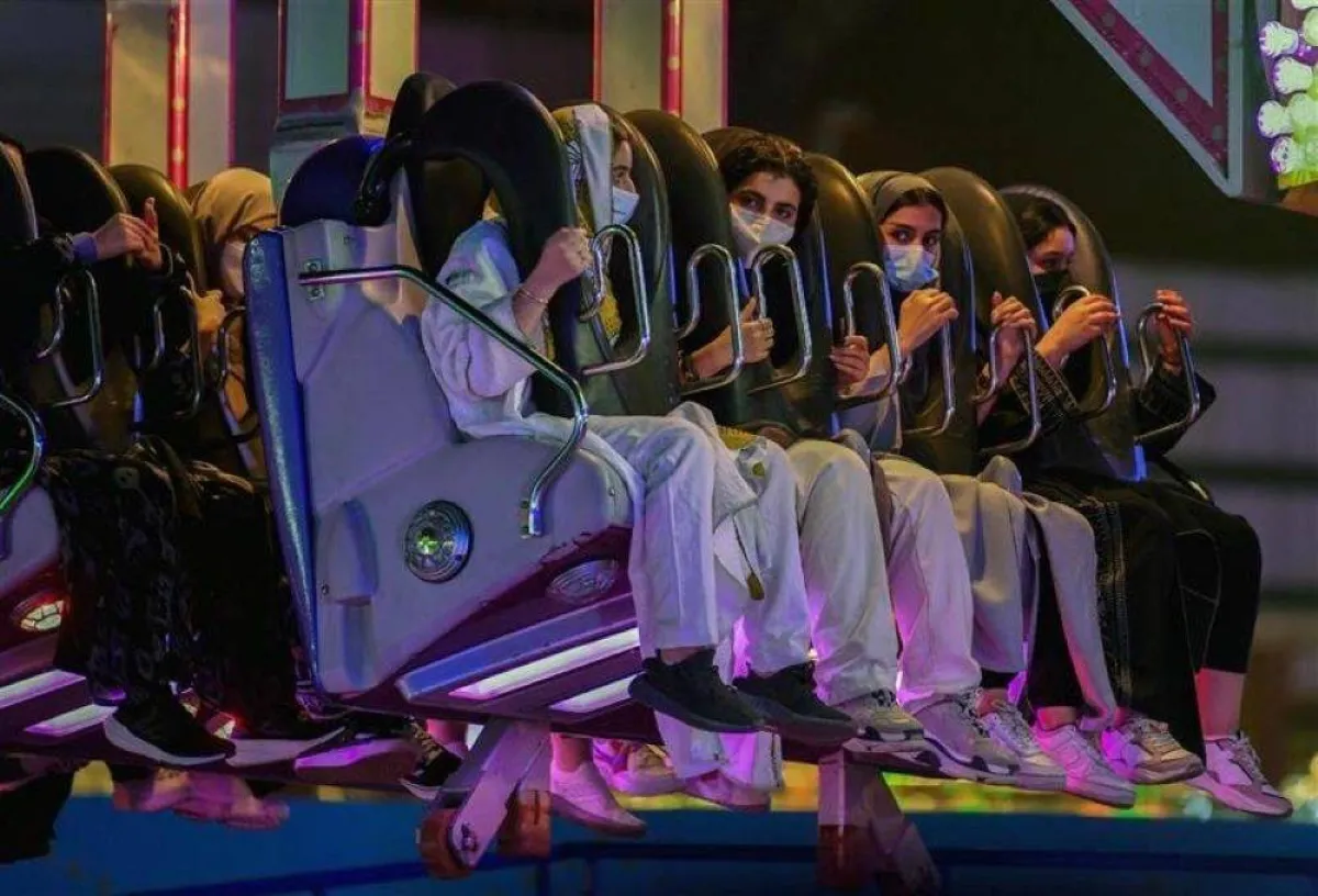 صورة لأطفال يرتدون الكمامة ويلعبون في موسم الرياض2021