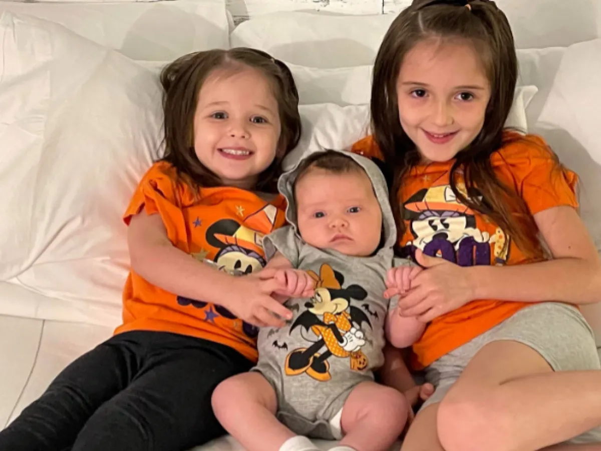 صوفيا وجوليان مع شقيقتهما مايا. الصورة من موقع people