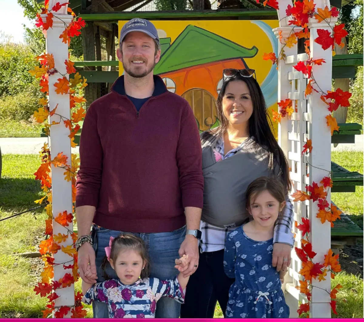 الزوجان مع ابنتيهما. الصورة من موقع people