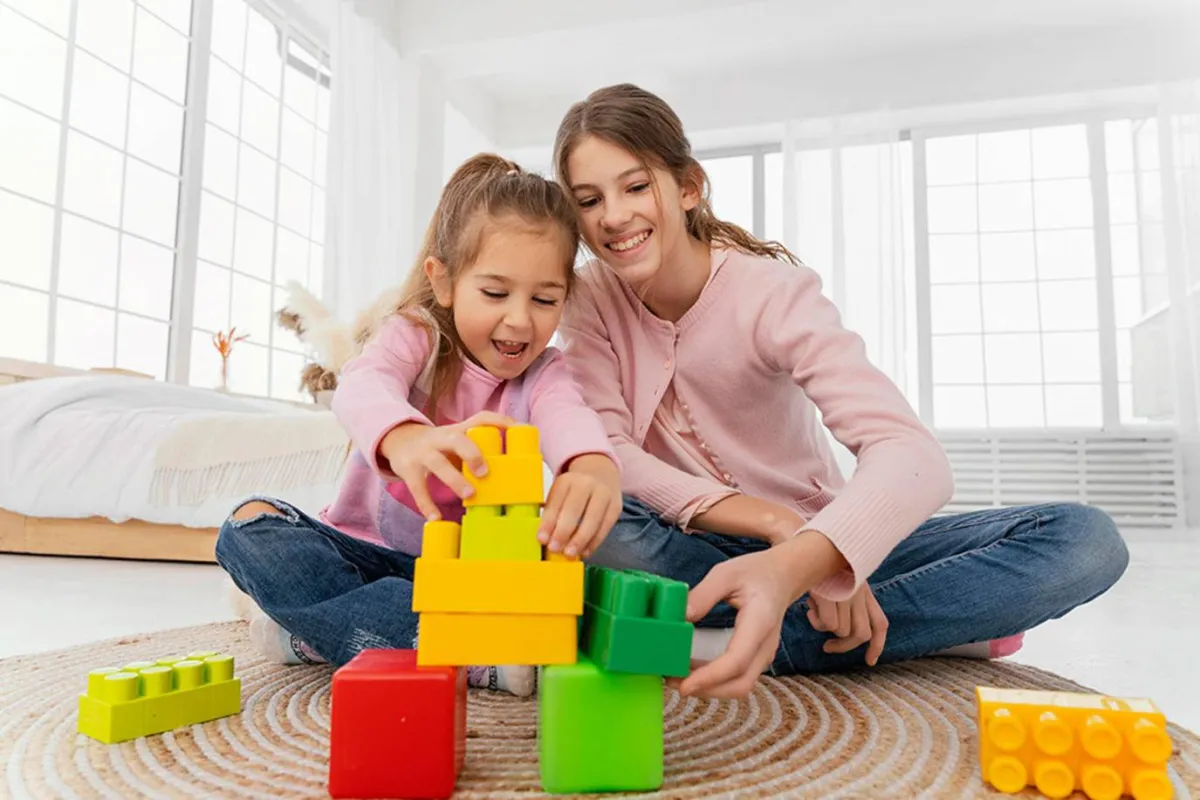 صورة لأم وطفلتها تلعبان