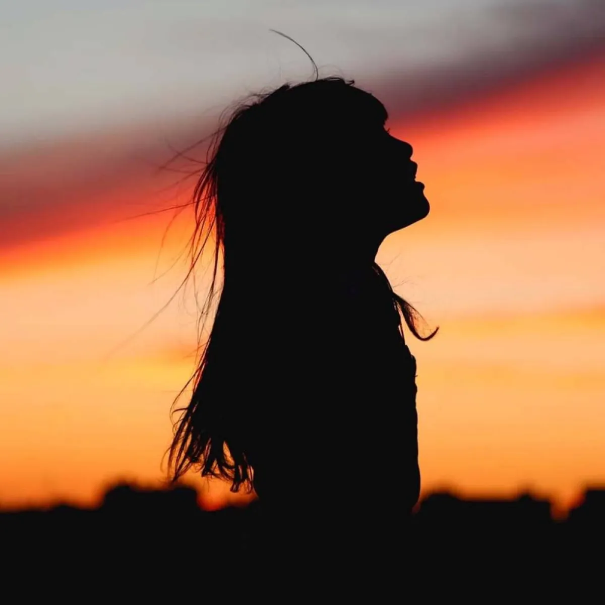 صورة طفلة تسرح بخيالها