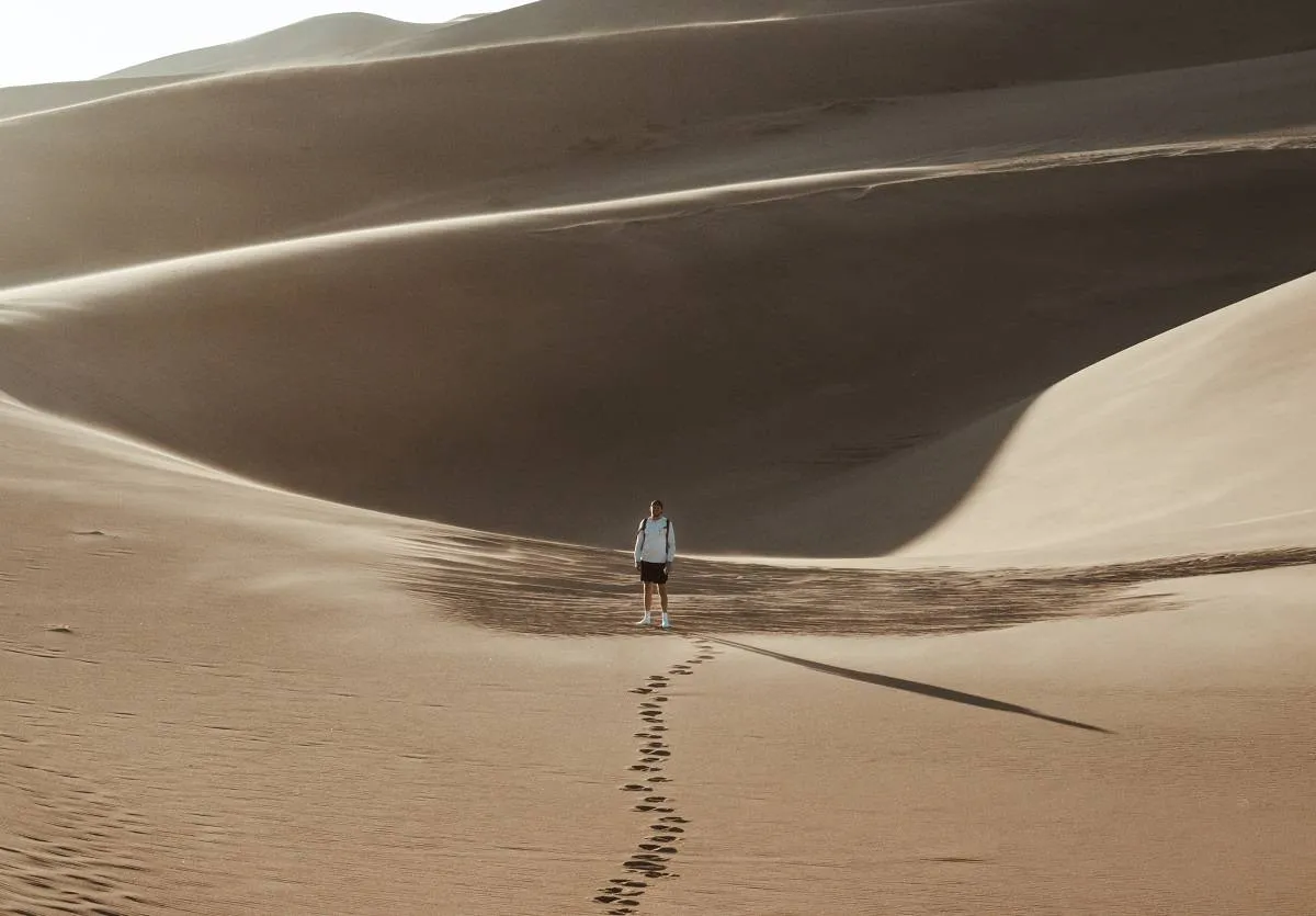 صورة شخص تائه في الصحراء