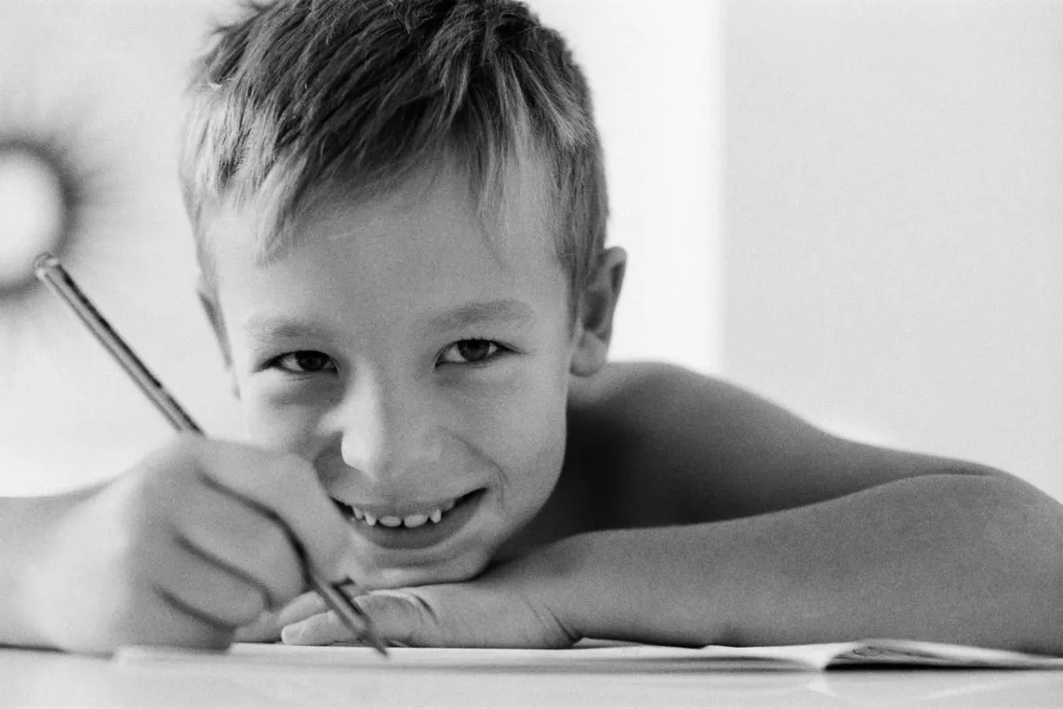 صورة لطفل يطالع دروسه