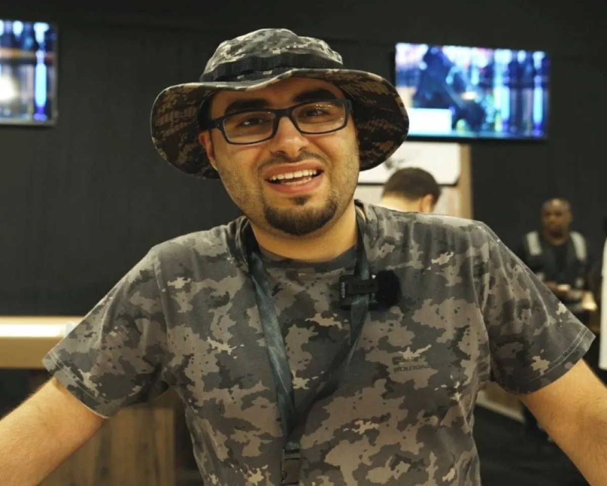 عمر في منطقة بيع الاسلحة