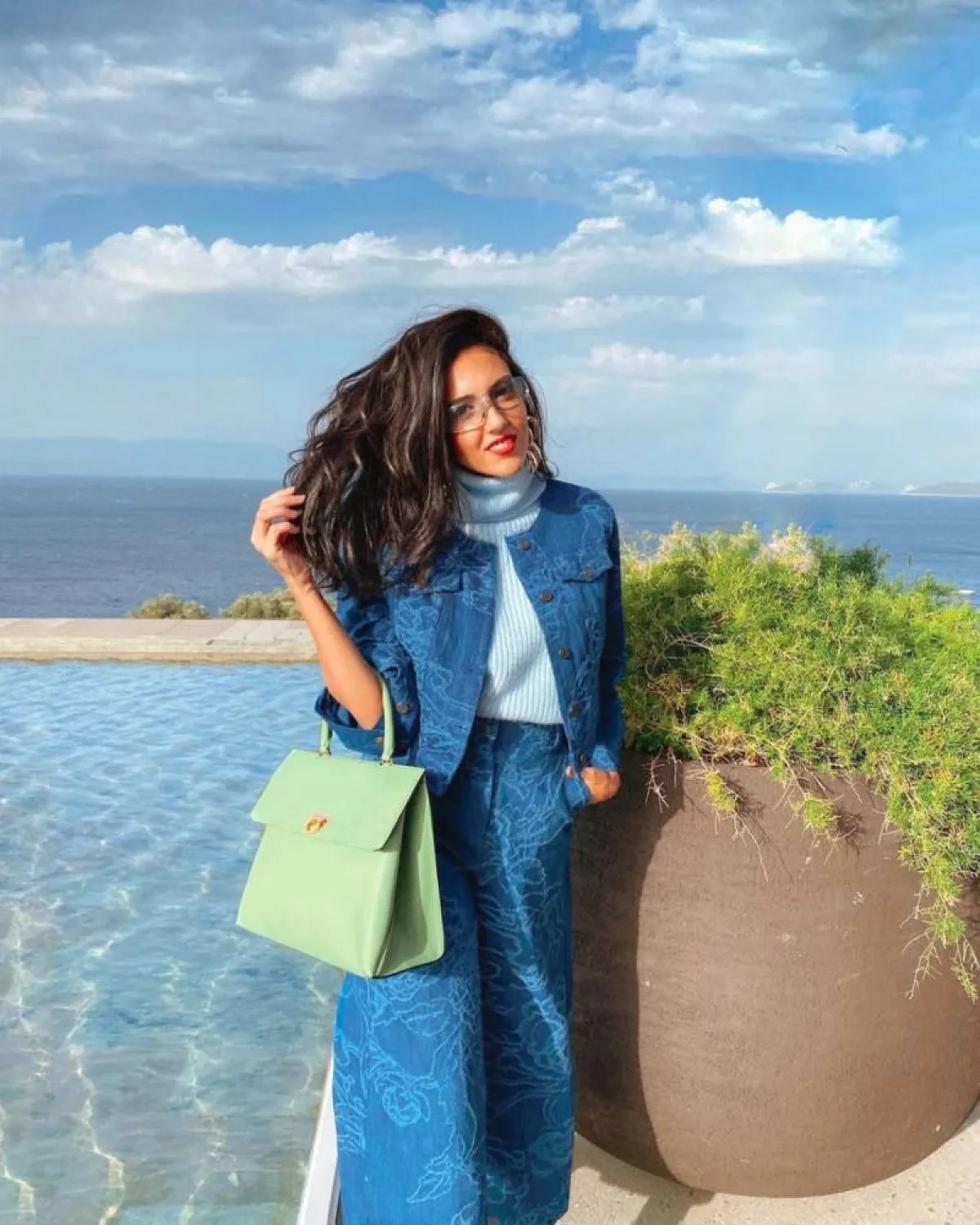 هادية غالب بإطلالة كلاسيكية