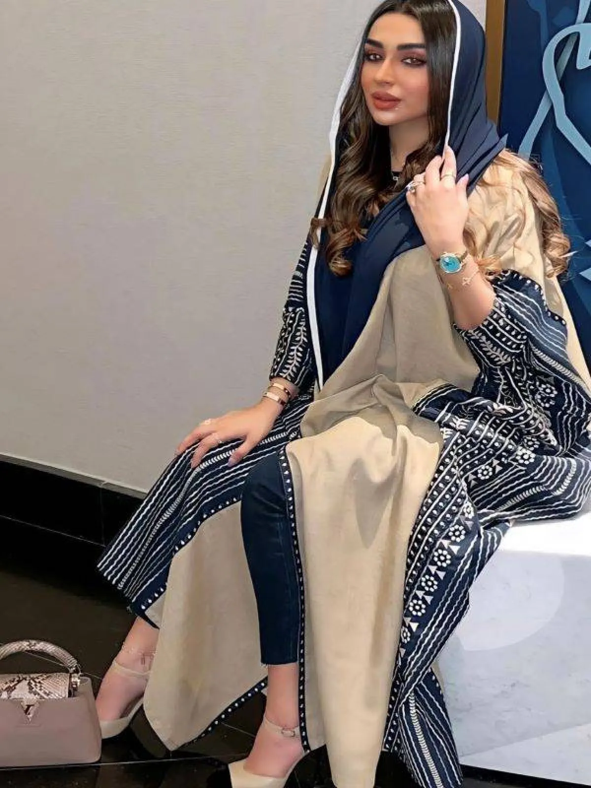 امل الانصاري بعباية مطرزة