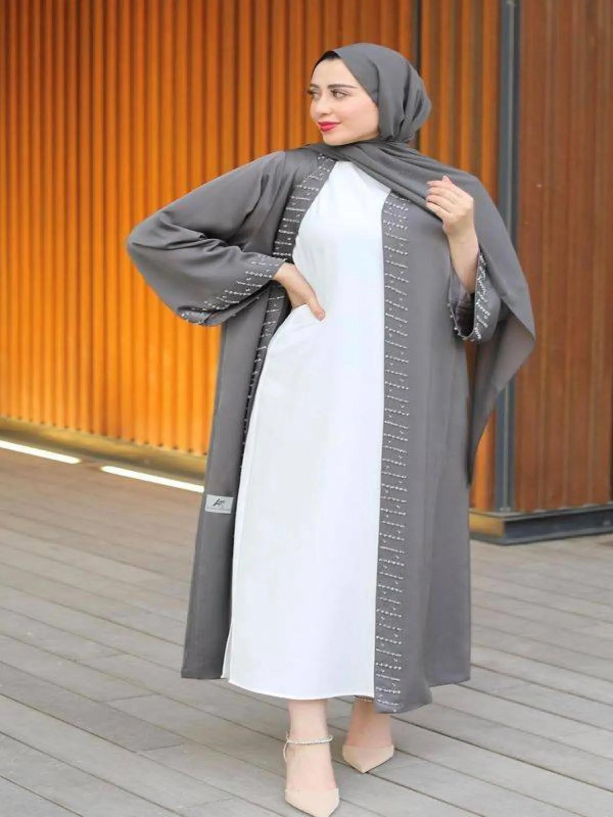 شهد ناصر بعباية مفتوحة مطرزة