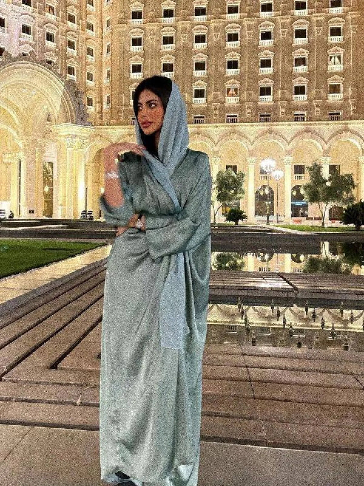 عباية الساتان لاناقة صيفية