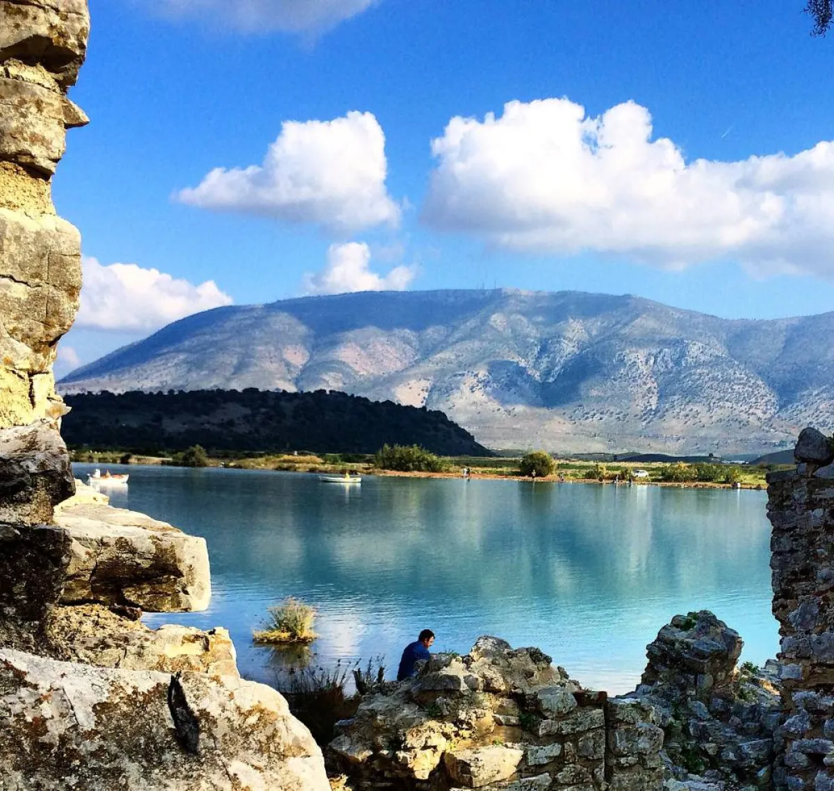 ساراندا تعد واحدة من أشهر الأماكن للسفر في ألبانيا