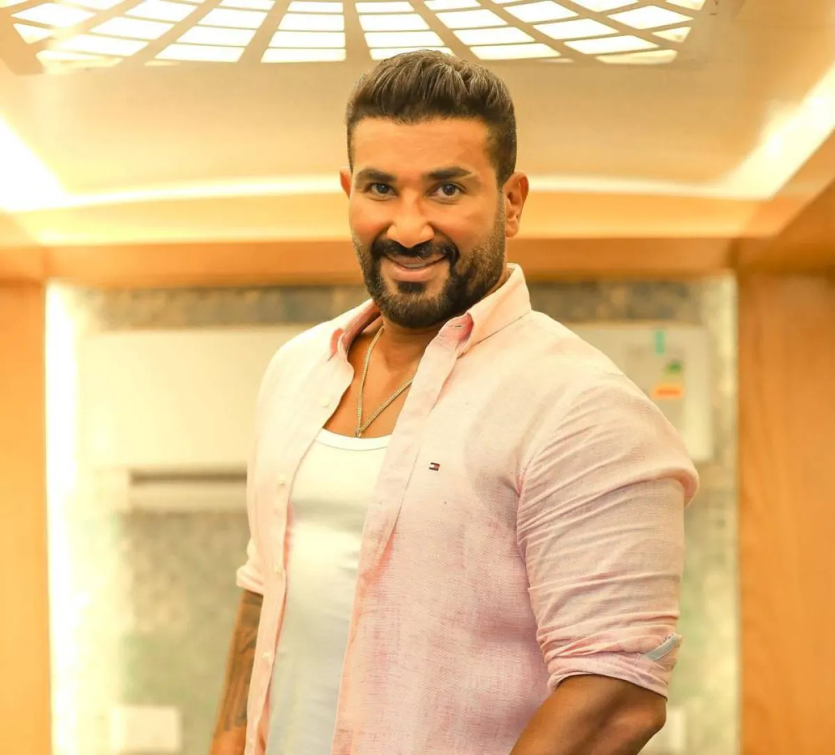 أحمد سعد- الصورة من صفحته الرسمية على الفيس بوك