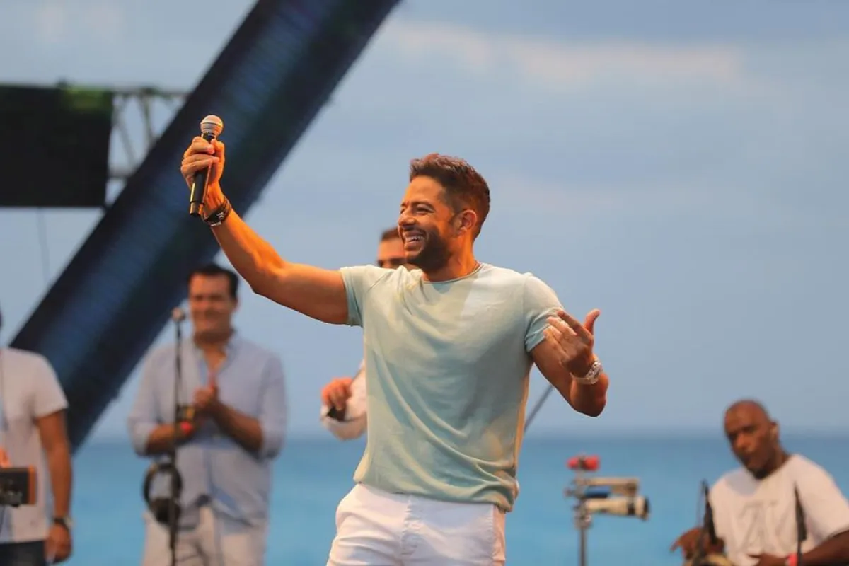 إطلالة صيفية بألوان الباستيل من محمد حماقي -الصورة من حسابه على انستغرام