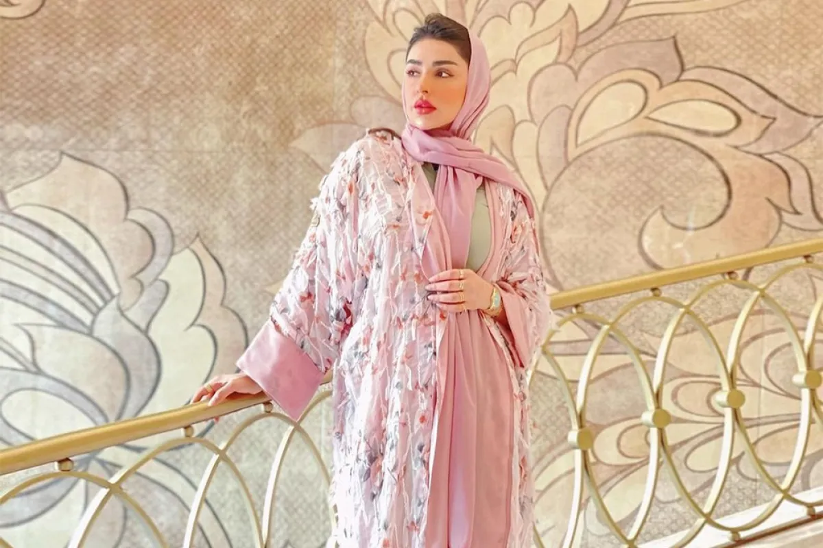 امل الانصاري بعباية مميزة