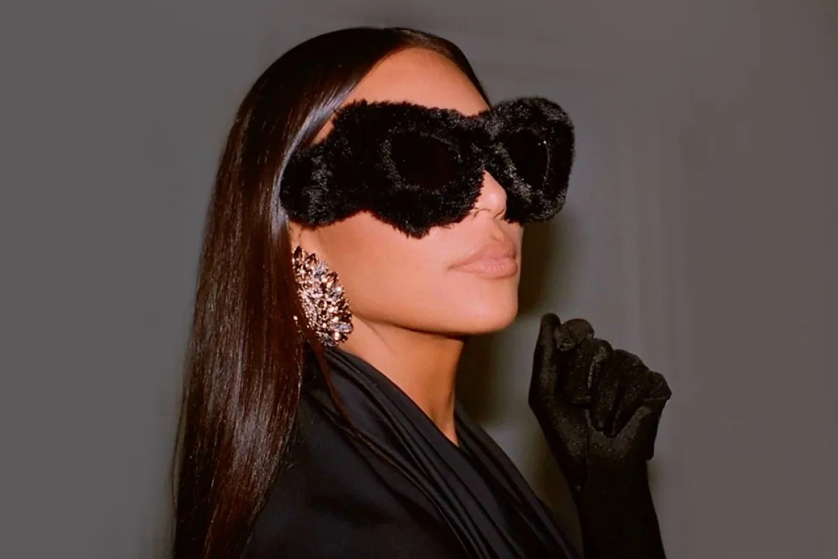 كيم تضع نظارات من الفرو