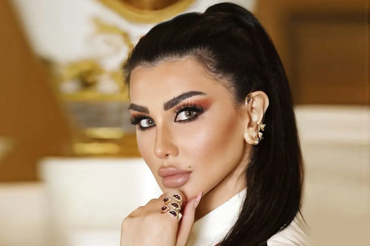 جيني اسبر بتسريحة عملية