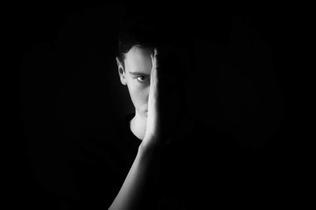 صورة لمراهق لا يستطيع التعبير