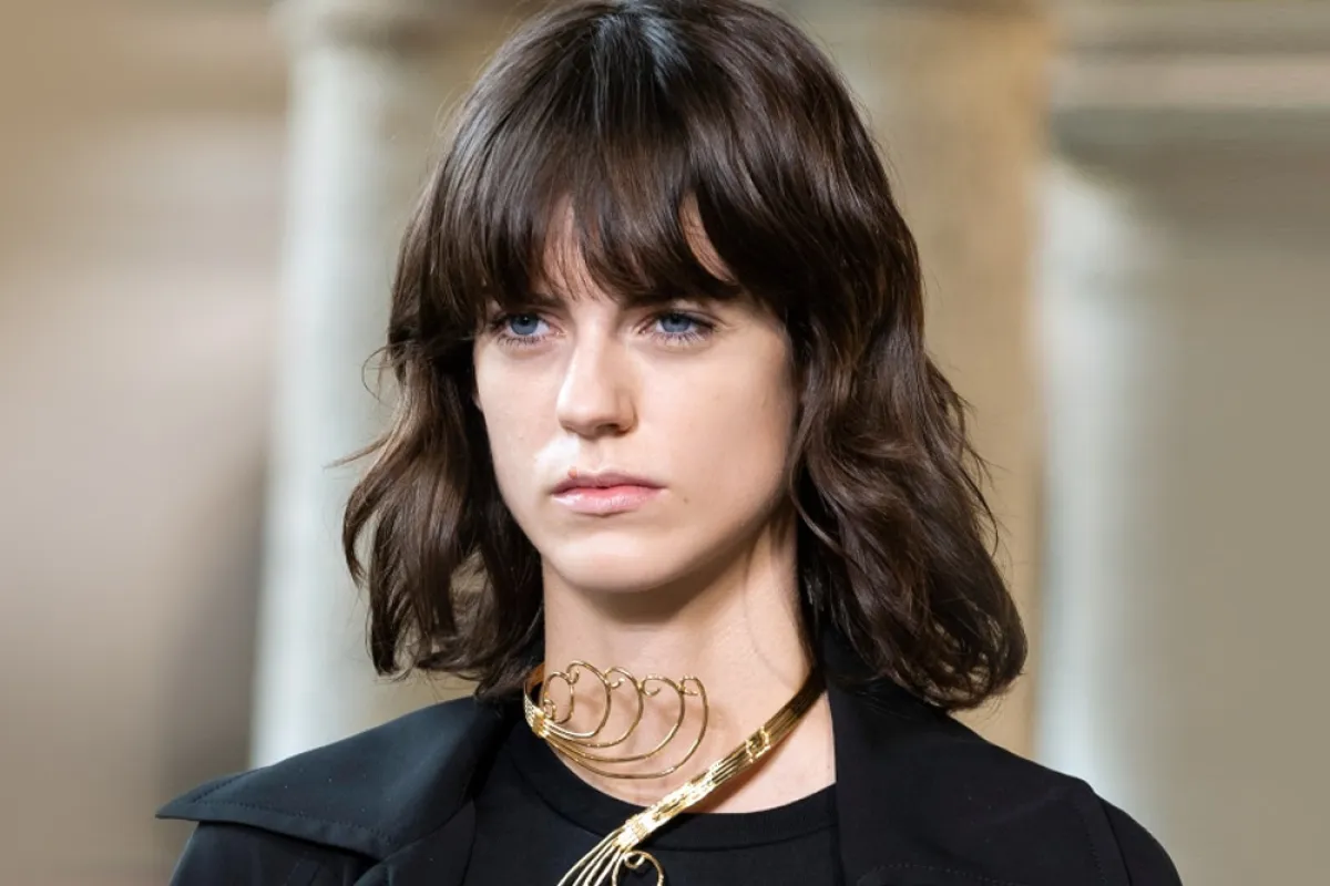  خطوات الحصول على مظهر الشعر المبلل