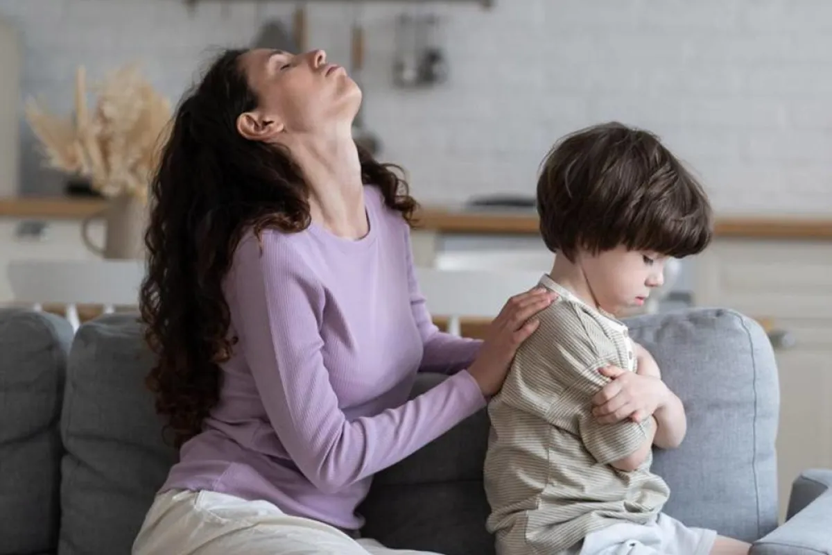 صورة لأم تراضي ابنها