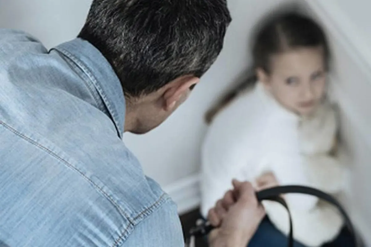 صورة لأب يعاقب طفلته بقسوة