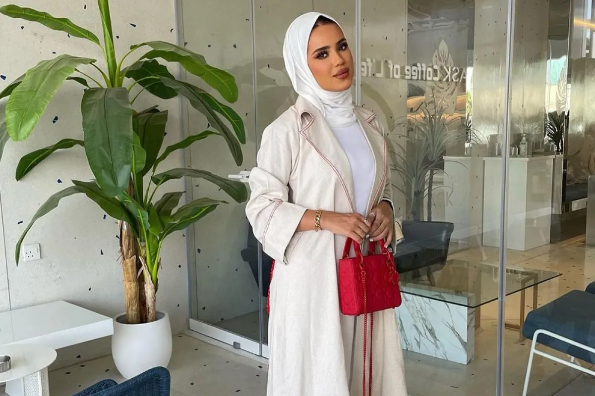 سارة الدهيم بإطلالة حيادية الألوان 