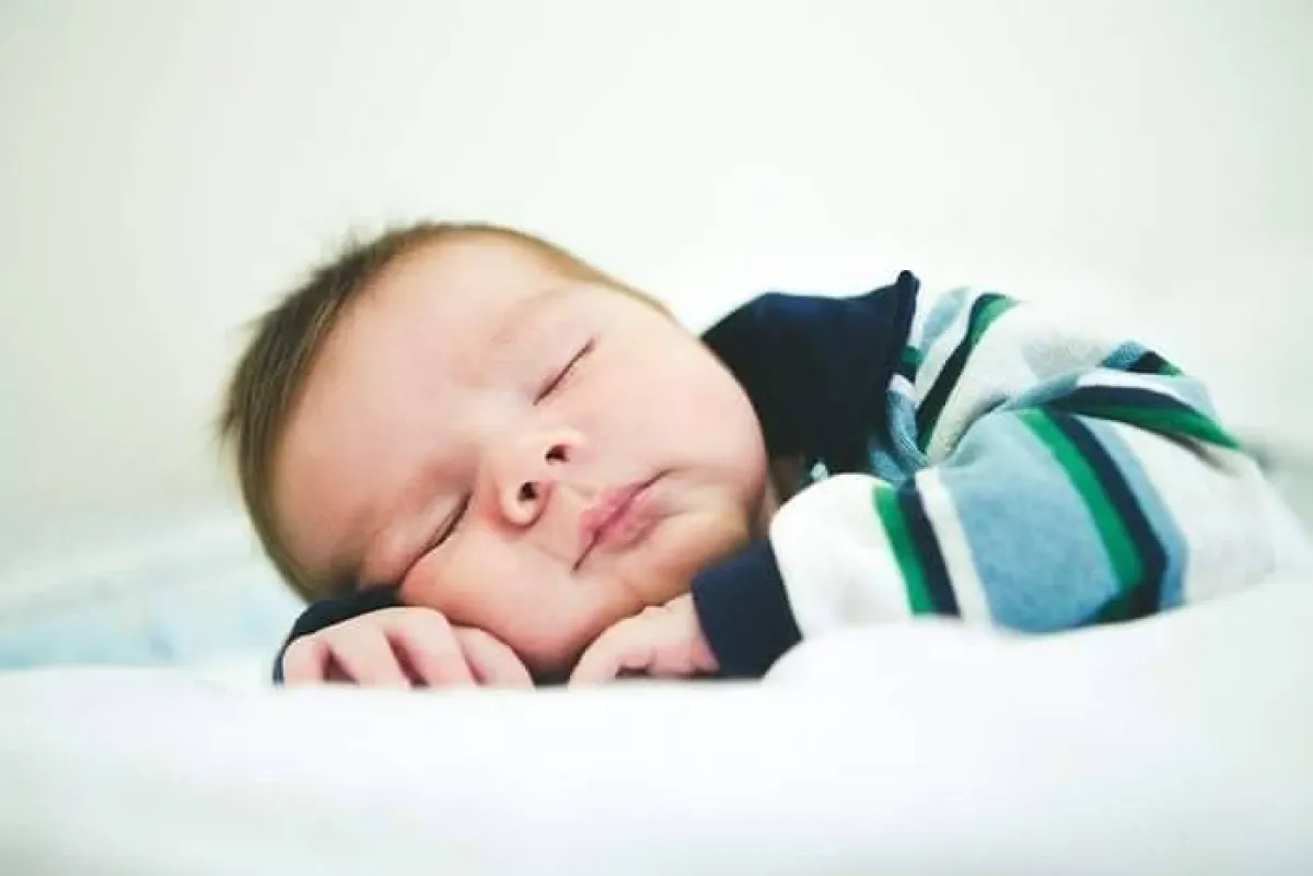 صورة لنوم الطفل بمفرده