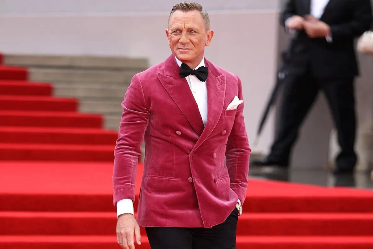 لِم اختار النجوم اللون الزهري على السجادة الحمراء؟