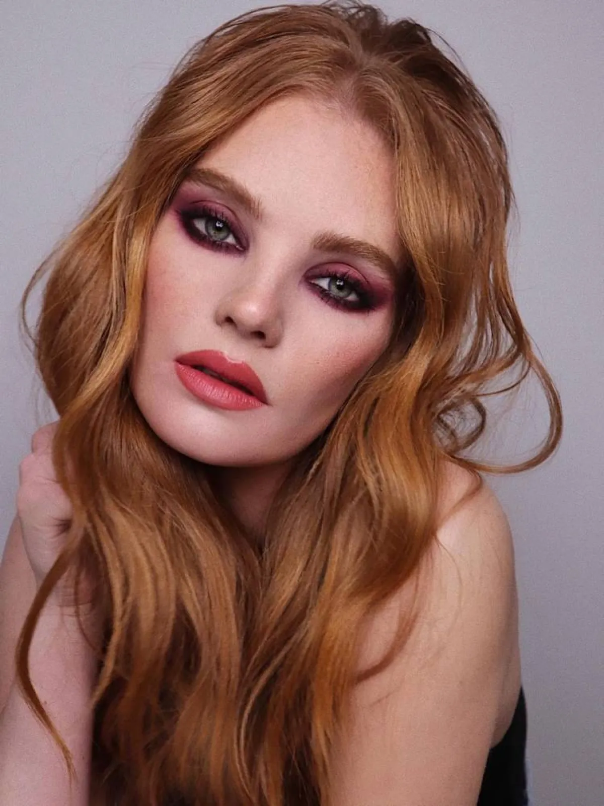 مكياج عيون برغندي داكن